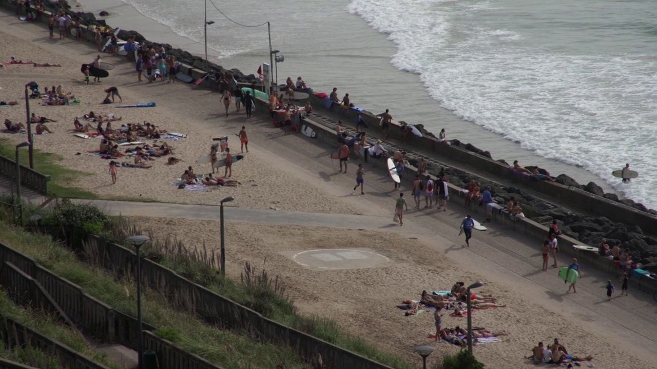 大海、海浪和人们在海边享受天气的镜头视频下载