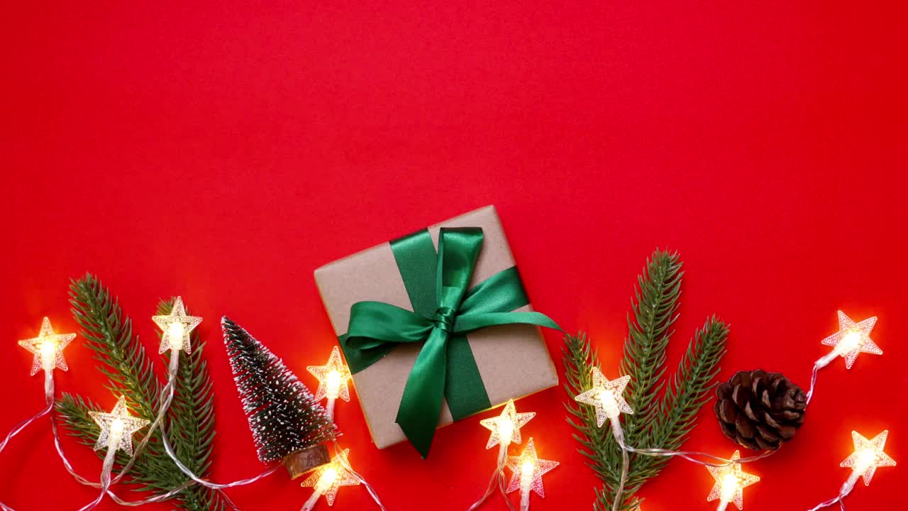 圣诞装饰理念:以红色为背景的圣诞树树枝和装饰物视频下载