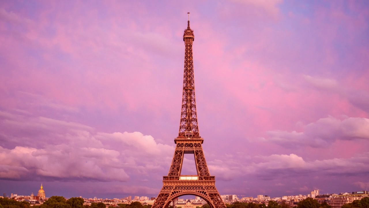 4k时间间隔:法国巴黎暮色中的埃菲尔铁塔视频下载