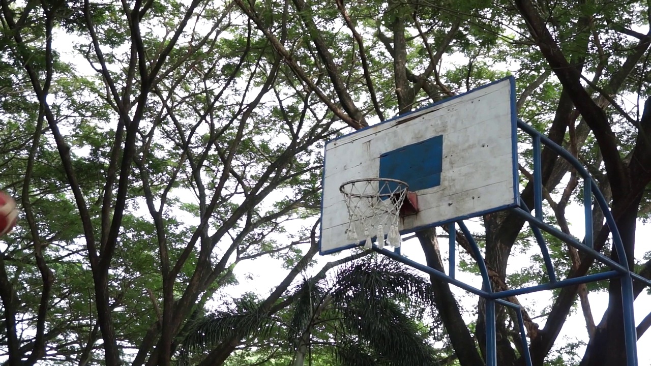 篮球投进篮筐。成功的篮球投掷。篮球击中篮筐视频素材