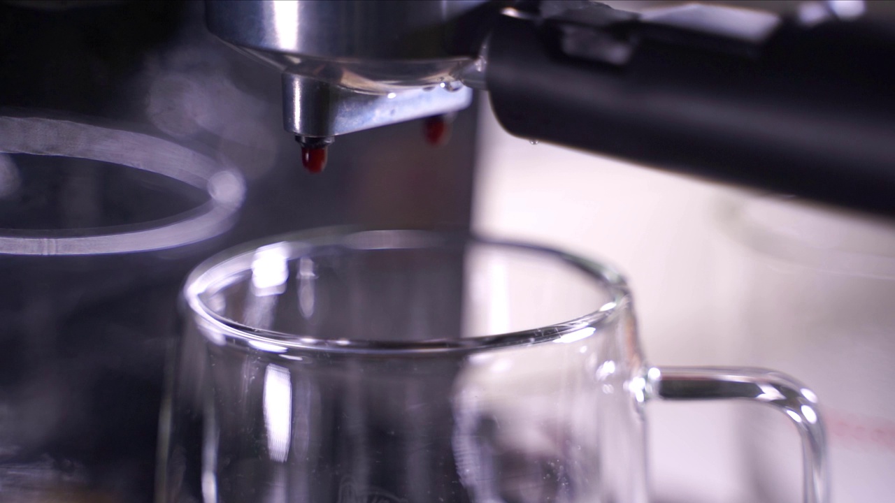 浓缩咖啡从全自动咖啡机里出来，把咖啡机变成杯子视频素材