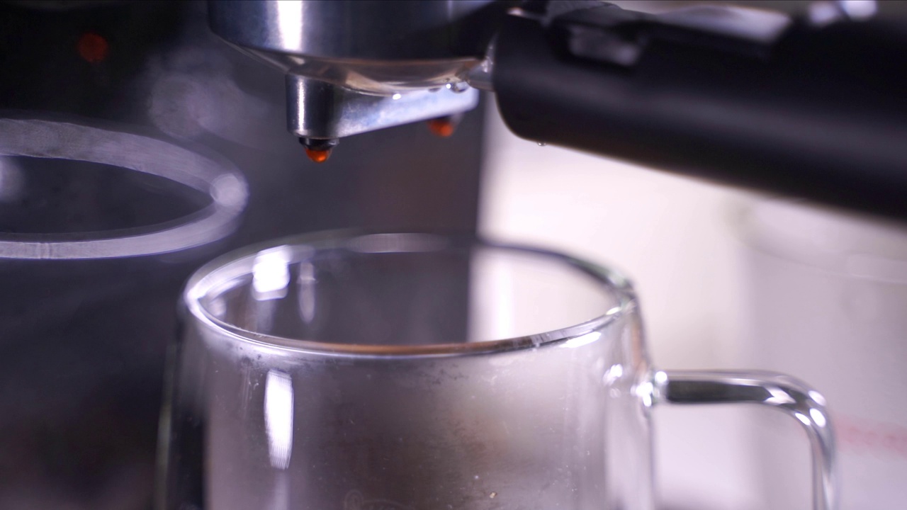 浓缩咖啡从全自动咖啡机里出来，把咖啡机变成杯子视频素材