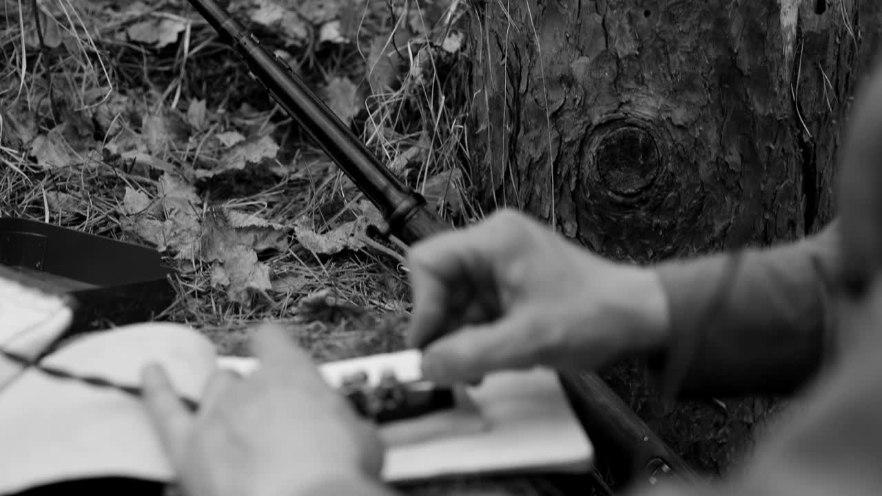 在第二次世界大战中，俄罗斯苏联步兵红军士兵在春秋森林的战壕壕沟中使用俄罗斯苏联便携式无线电收发器。耳机和电报键。近距离接触视频下载