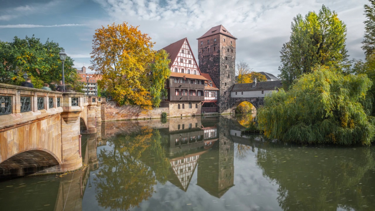 Hangman's Bridge and wine store in Nuremberg (Weinstadl und Henkersteg Nürnberg)视频素材