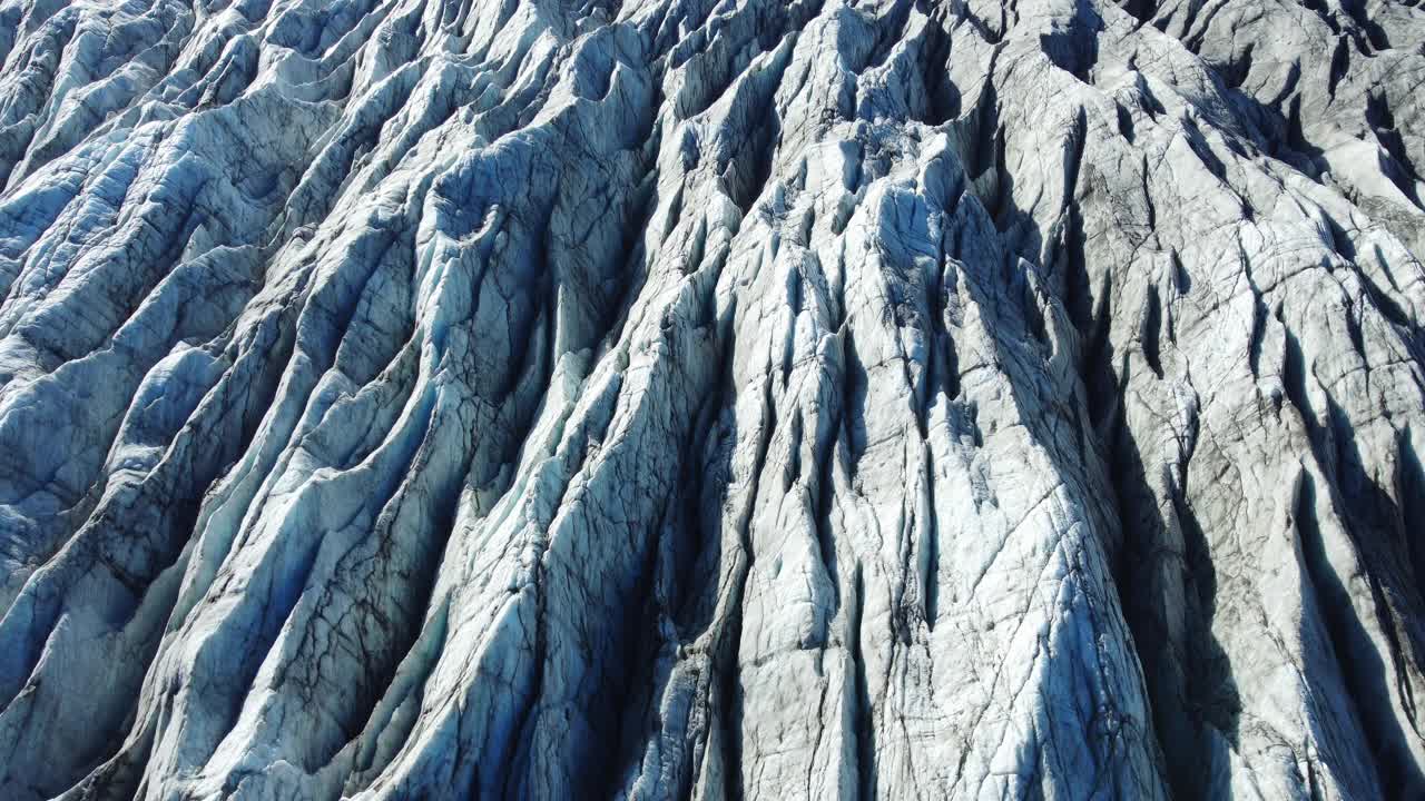 冰岛冰川鸟瞰图，美丽的自然景观，飞越山上的蓝冰视频素材