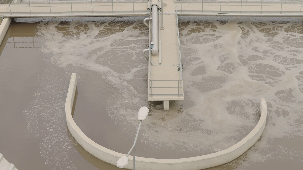 污水处理厂，水在大型污水池中流动视频素材
