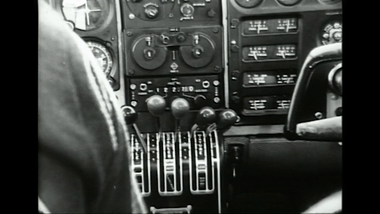 飞行员调整小型私人飞机座舱杠杆;1968视频素材