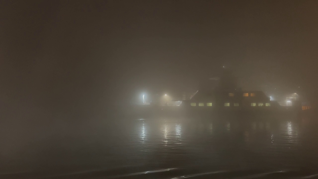 早晨，一艘渡船在大雾弥漫的河上驶过视频下载