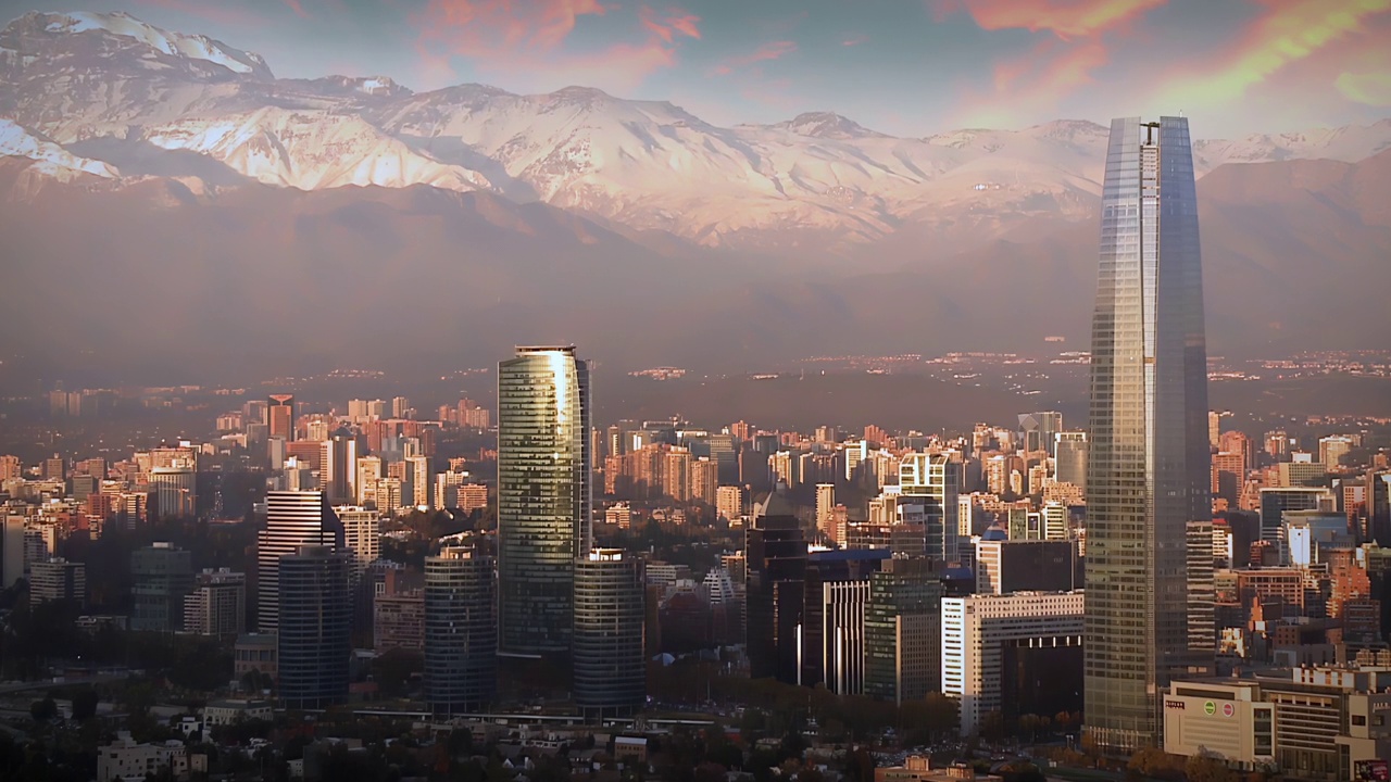智利首都圣地亚哥的景色，背景是安第斯山脉。4K分辨率。视频素材