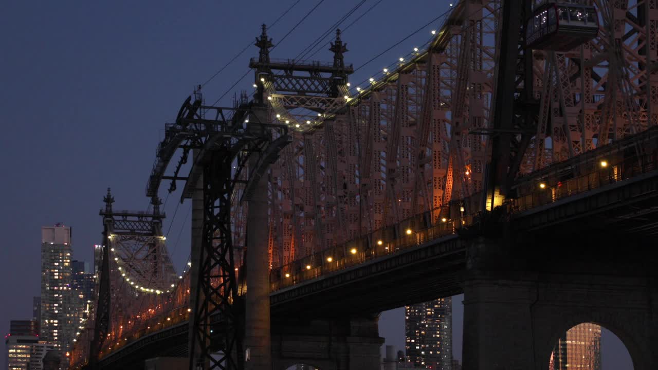 黄昏时分的皇后大桥缆车视频素材