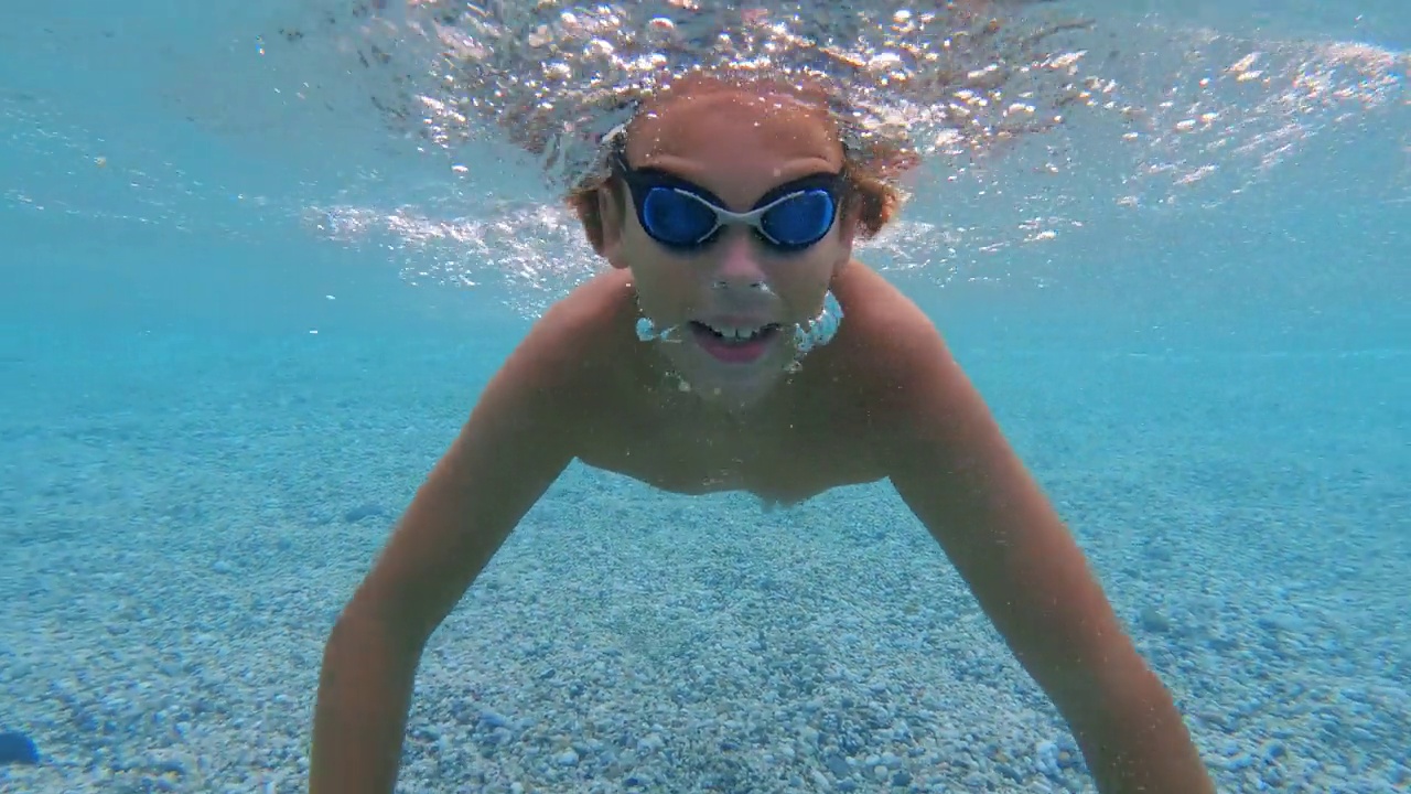 慢镜头:少年在水下游泳视频下载
