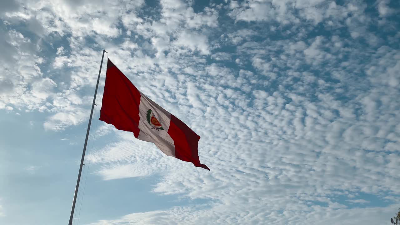 秘鲁国旗在风中飘扬。缓慢的运动。爱国主义和民族主义概念。视频下载
