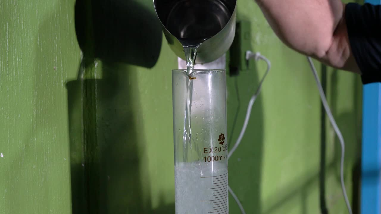 在龙舌兰酒中用分米计和量筒测量酒精含量视频下载