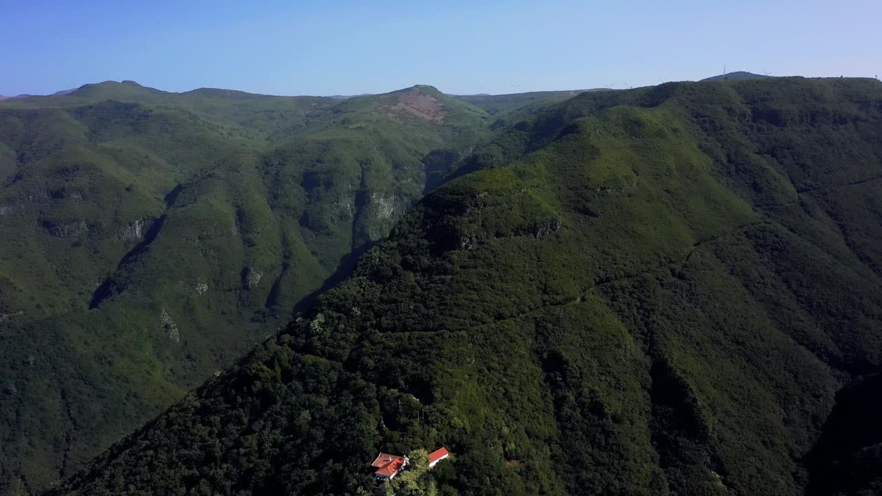 无人机飞过茂密的山谷视频下载