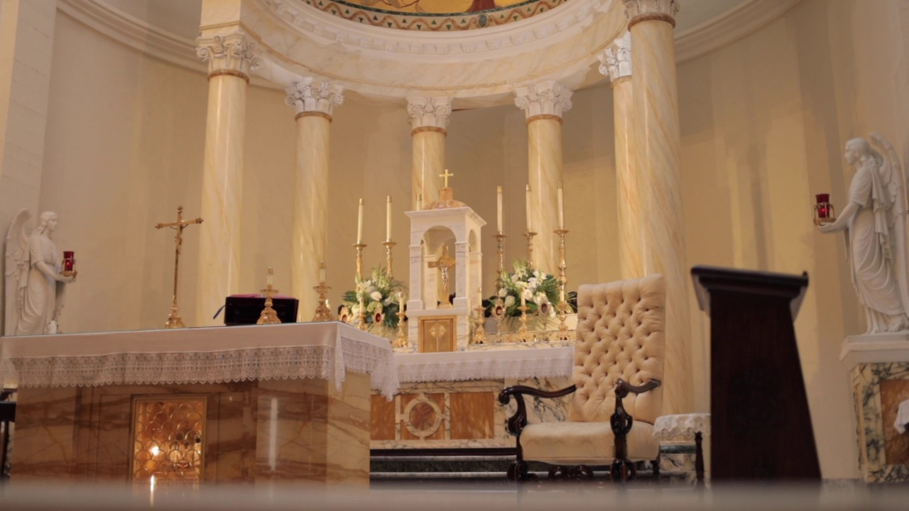 天主教堂内祭坛的特写视频下载