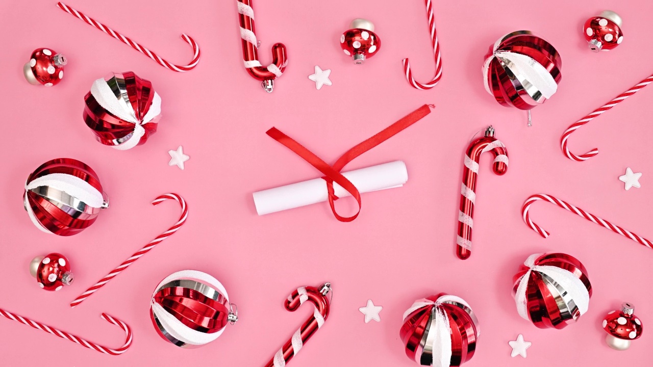 复制空间圣诞贺卡与纸和传统可爱的红色饰品在柔和的粉色背景。平的。停止运动视频下载