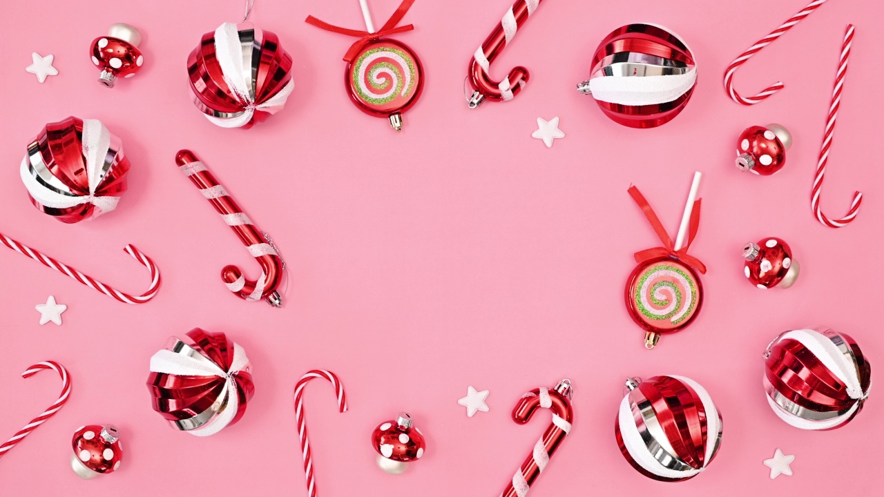 闪亮可爱的红色圣诞装饰品制作圣诞贺卡的粉红色背景。停止运动。平躺视频下载