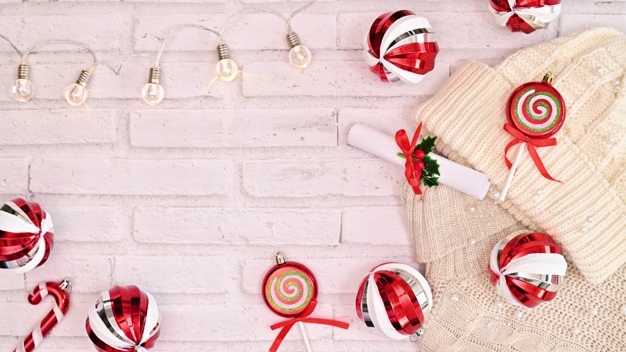 冬季圣诞贺卡用白色和红色的装饰品和复制空间。平的。停止运动视频下载