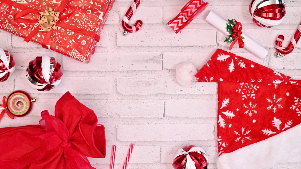 传统的红色圣诞贺卡上有白色背景的礼物和装饰品。平的。停止运动视频下载