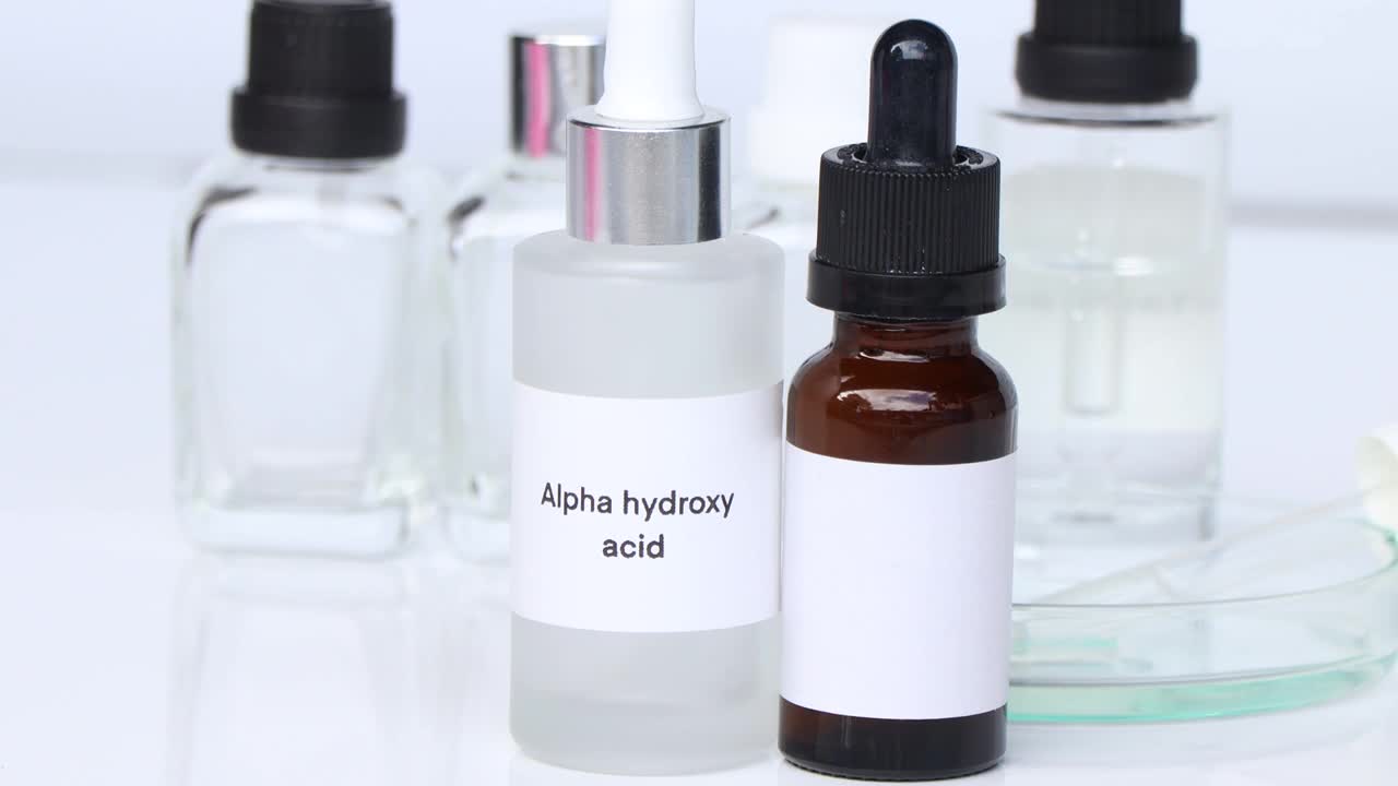 瓶装的阿尔法果酸，美容产品中的化学成分视频下载