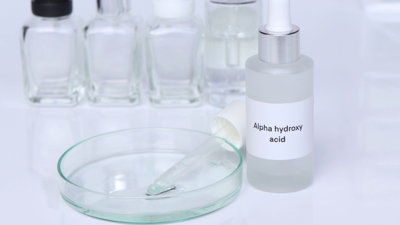 瓶装的阿尔法果酸，美容产品中的化学成分视频下载