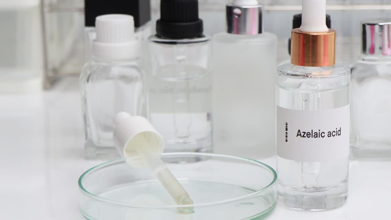 瓶装壬二酸，美容产品中的化学成分视频下载