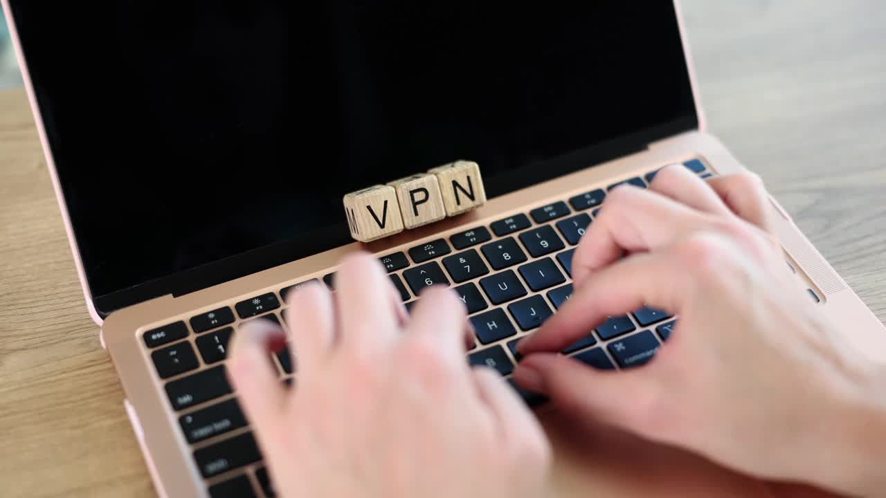 VPN安全连接的概念和在笔记本电脑上使用虚拟专用网技术的人视频下载