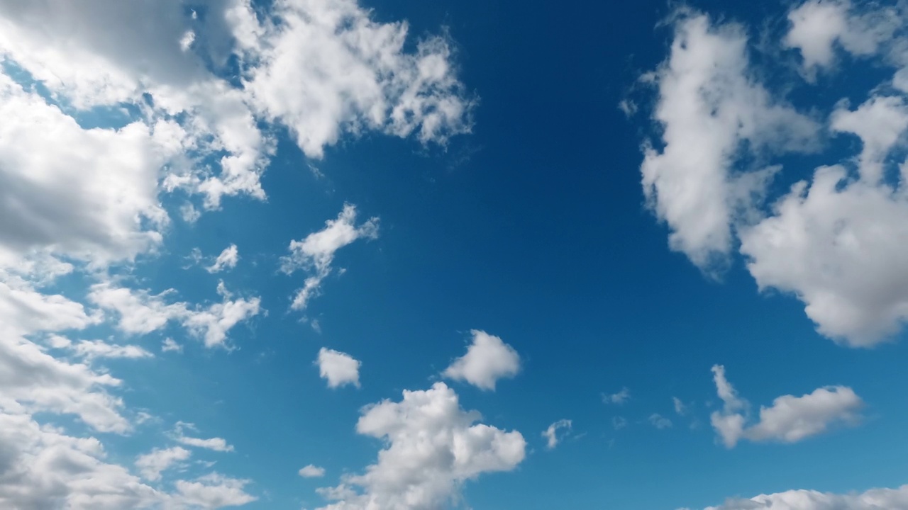 天空湛蓝，云朵随风移动，时间流逝视频素材