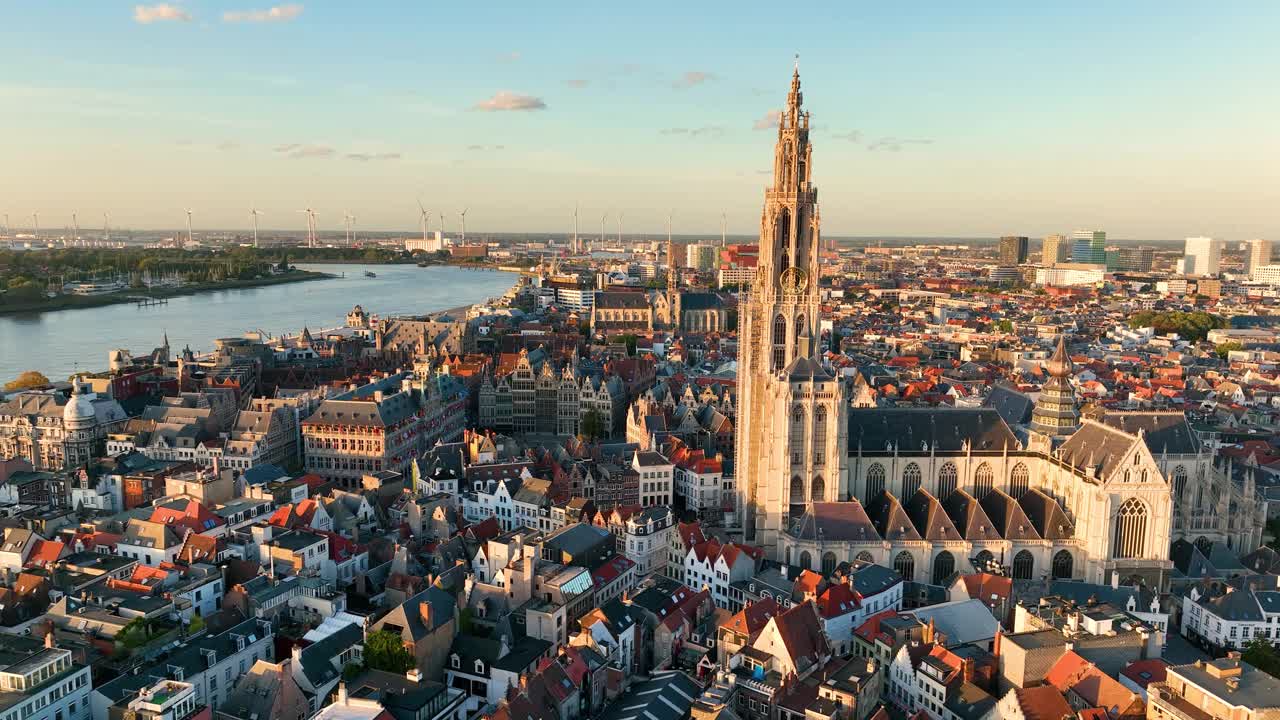 4K鸟瞰安特卫普的城市景观，哥特式风格的地标安特卫普圣母大教堂和比利时的历史中心视频素材