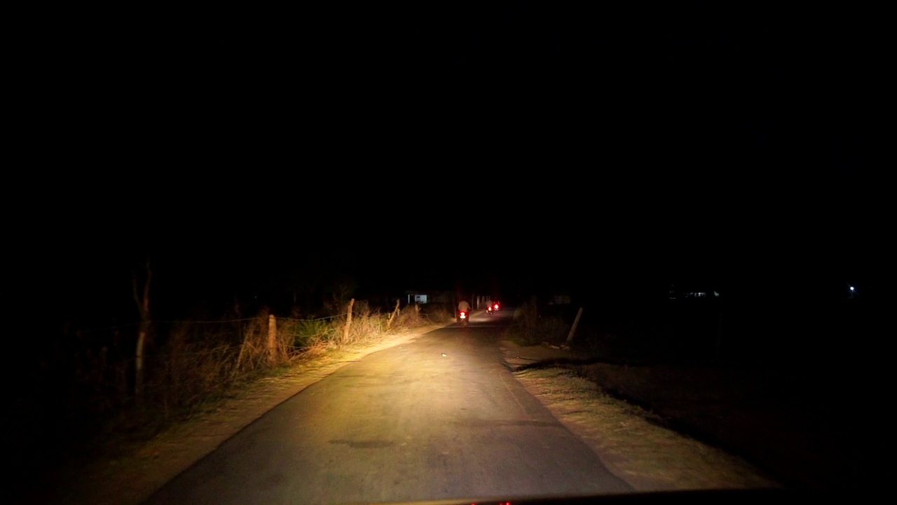 夜晚的乡村柏油路。超慢镜头视频素材