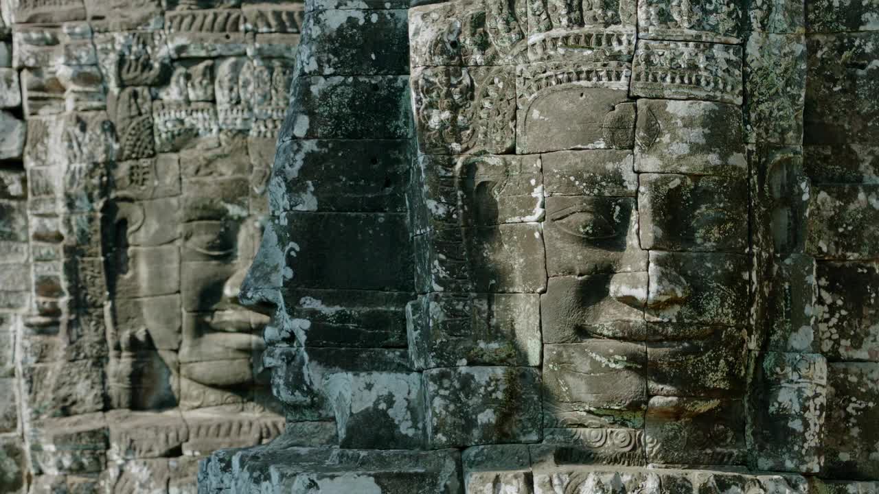 游客在柬埔寨暹粒吴哥窟巴戎寺拍照视频下载