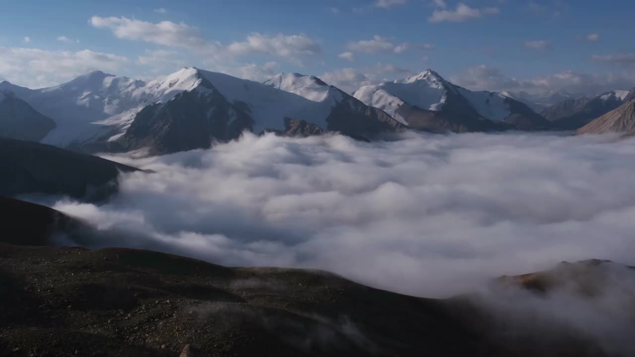 山峰冰川云高地蓝天视频素材
