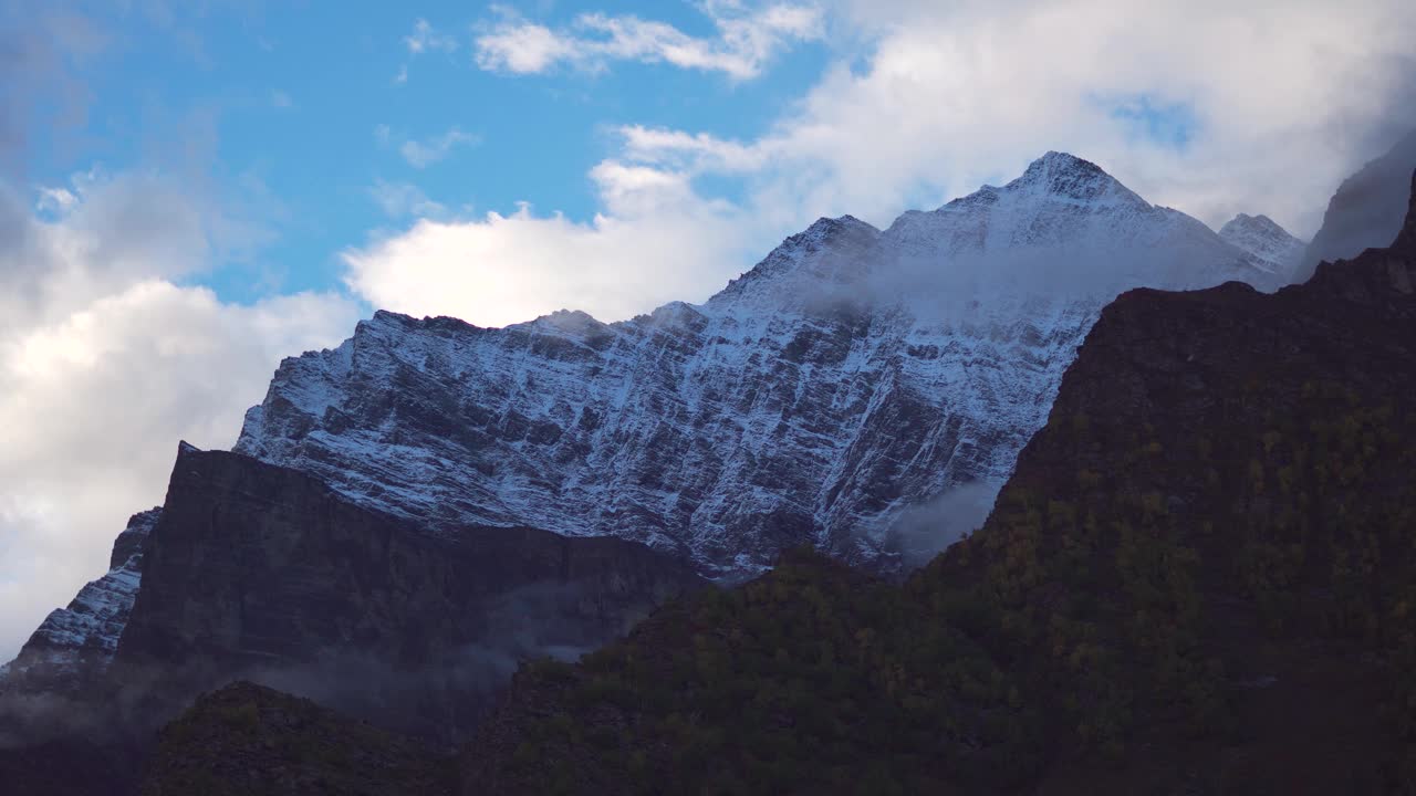这是印度喜马偕尔邦拉豪尔斯皮提地区蒂南山谷的积雪覆盖的喜马拉雅山峰的4K照片。喜马偕尔邦冬季积雪覆盖山峰。视频素材