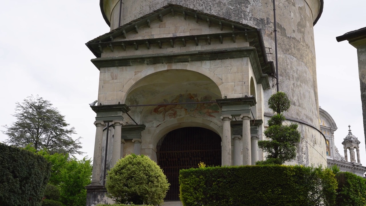 在瓦拉洛圣山的一个美丽的旅游之旅，基督教虔诚的复杂，联合国教科文组织世界遗产si在意大利。4k镜头视频素材