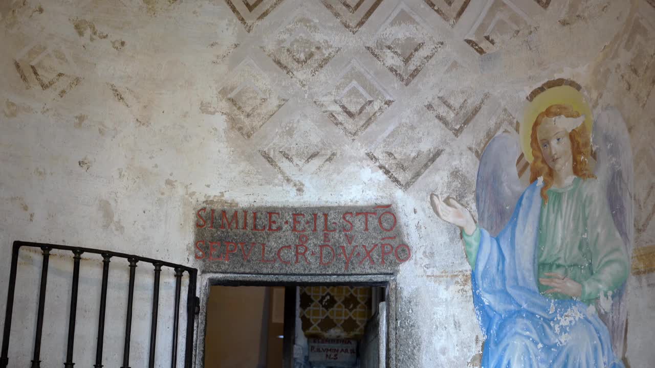 进入瓦拉洛圣山圣墓内部的门槛，一个基督教虔诚的综合体，联合国教科文组织世界遗产si在意大利。4K镜头视频下载