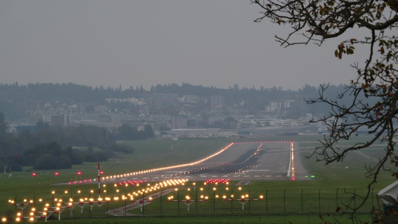 飞机晚上在机场降落视频素材
