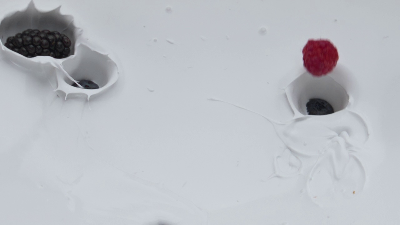 多汁的浆果落在酸奶上的超慢镜头特写。维生素乳制品甜点视频素材