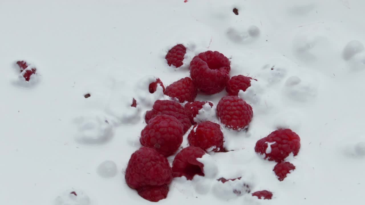红色覆盆子滴酸奶特写。有机维生素成分的纯素食品。视频素材