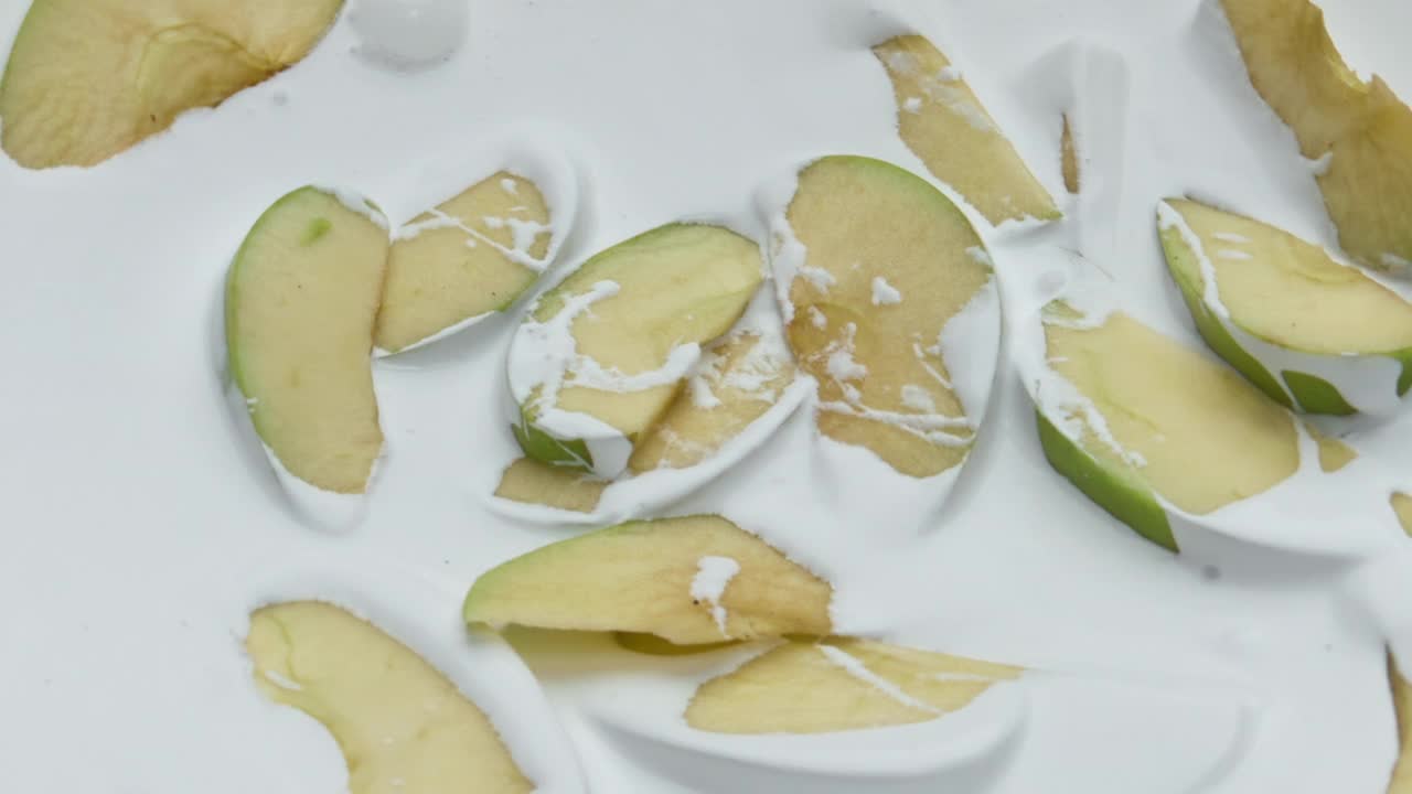 新鲜天然苹果酸奶特写。准备香甜可口的甜点。视频素材