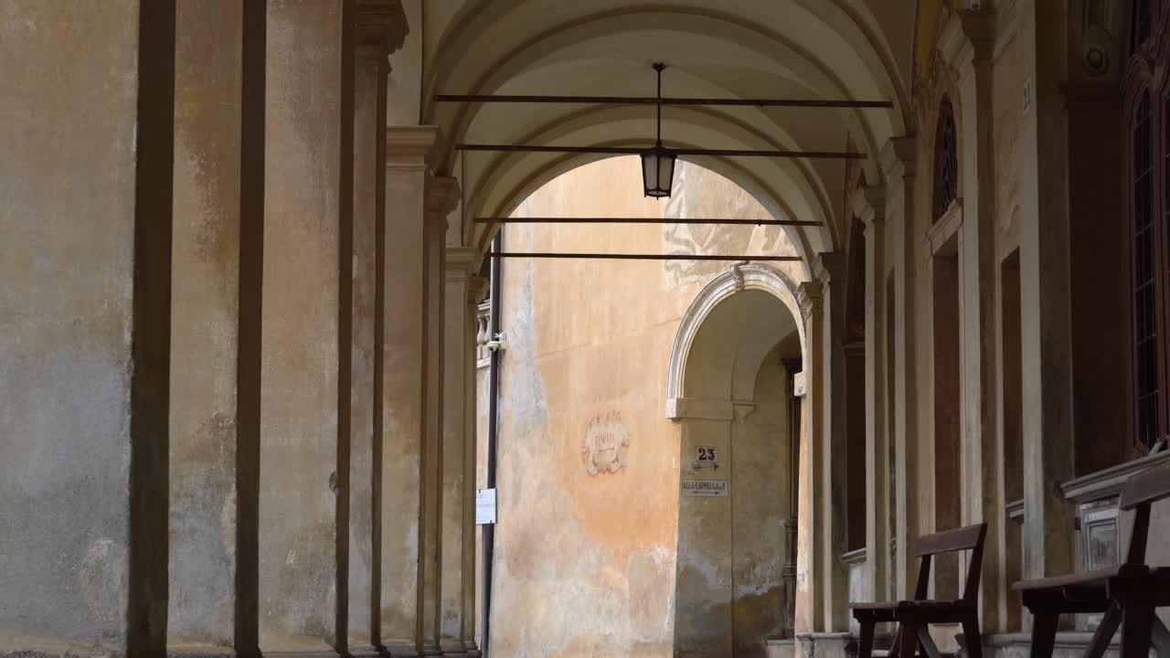 瓦拉洛圣山上有窗户的长门廊教堂，是一个基督教虔诚的综合体，是联合国教科文组织在意大利的世界遗产。平移4k镜头视频素材
