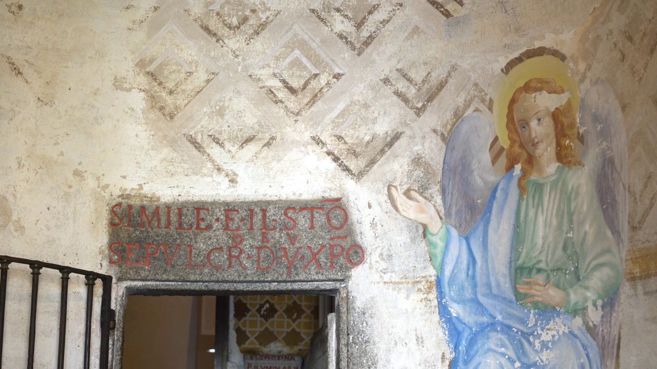 进入瓦拉洛圣山圣墓内部的门槛，这是一个基督教虔诚的综合体，是联合国教科文组织在意大利的世界遗产。放大4k镜头视频素材