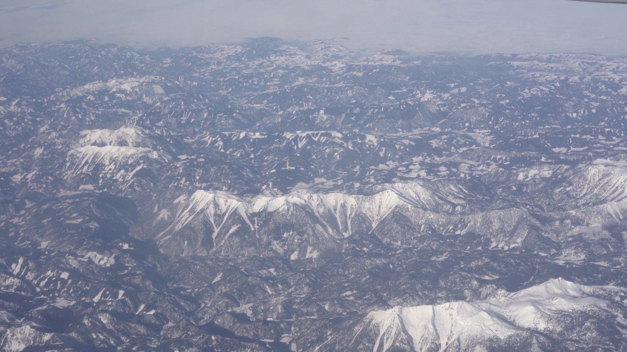 冬季白雪皑皑的喀尔巴阡山脉。鸟瞰图视频素材