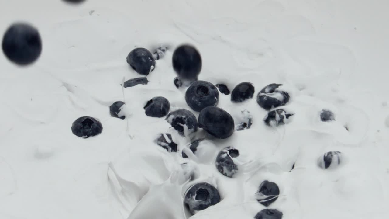 新鲜蓝莓滴酸奶超慢镜头特写。美味的早餐视频素材