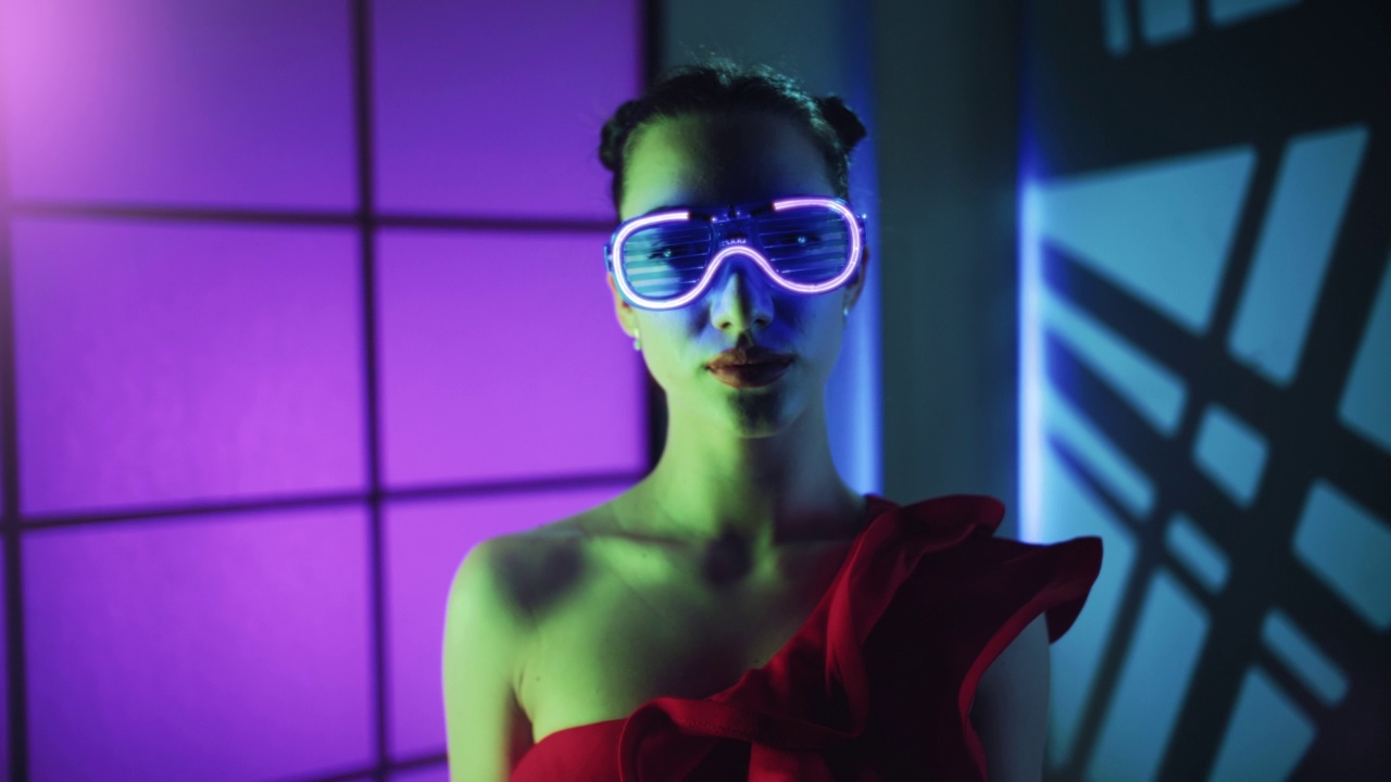 肖像亚洲时尚女性在照明眼镜摆姿势在派对夜总会迪斯科舞厅灯光视频下载
