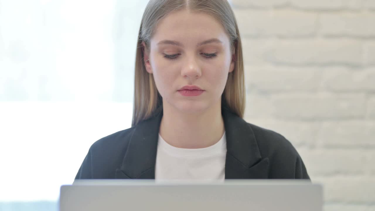 近距离震惊的年轻女商人在笔记本电脑上惊叹视频素材