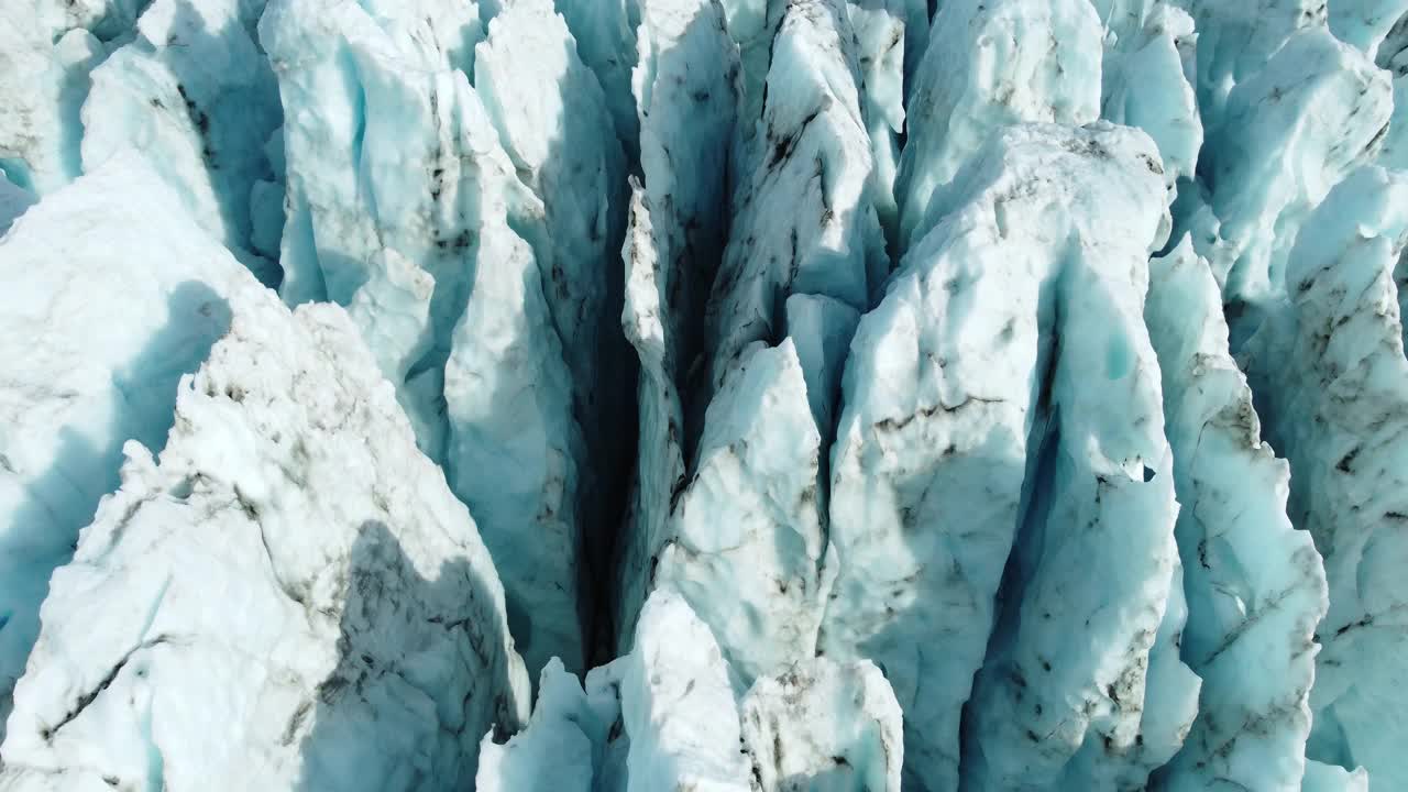 大自然冰岛冰川，水环保，白雪蓝冰质感，冬季鸟瞰景观4k视频素材