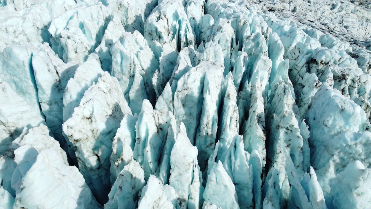 纯蓝色的冰和白色的雪的天然纹理，飞越瓦特纳冰川在冬季在美丽的冰岛自然视频素材
