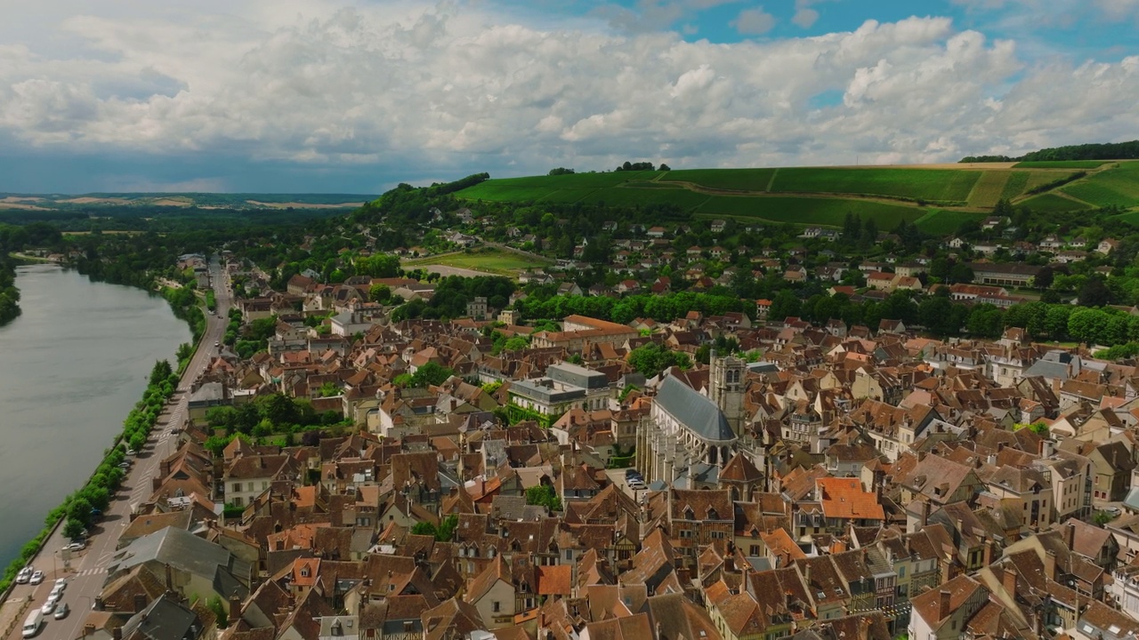 法国城市约尼的鸟瞰图。Joigny是法国中北部勃艮第-弗朗什-孔德的Yonne省的一个公社视频下载