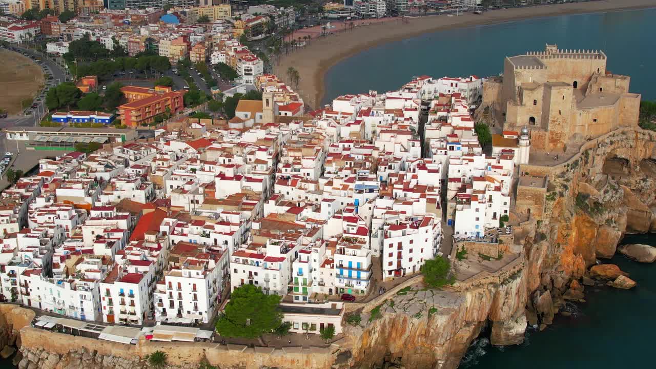 空中飞行在萨潘最美丽的地中海海滨村庄之一，潘尼斯科拉视频素材
