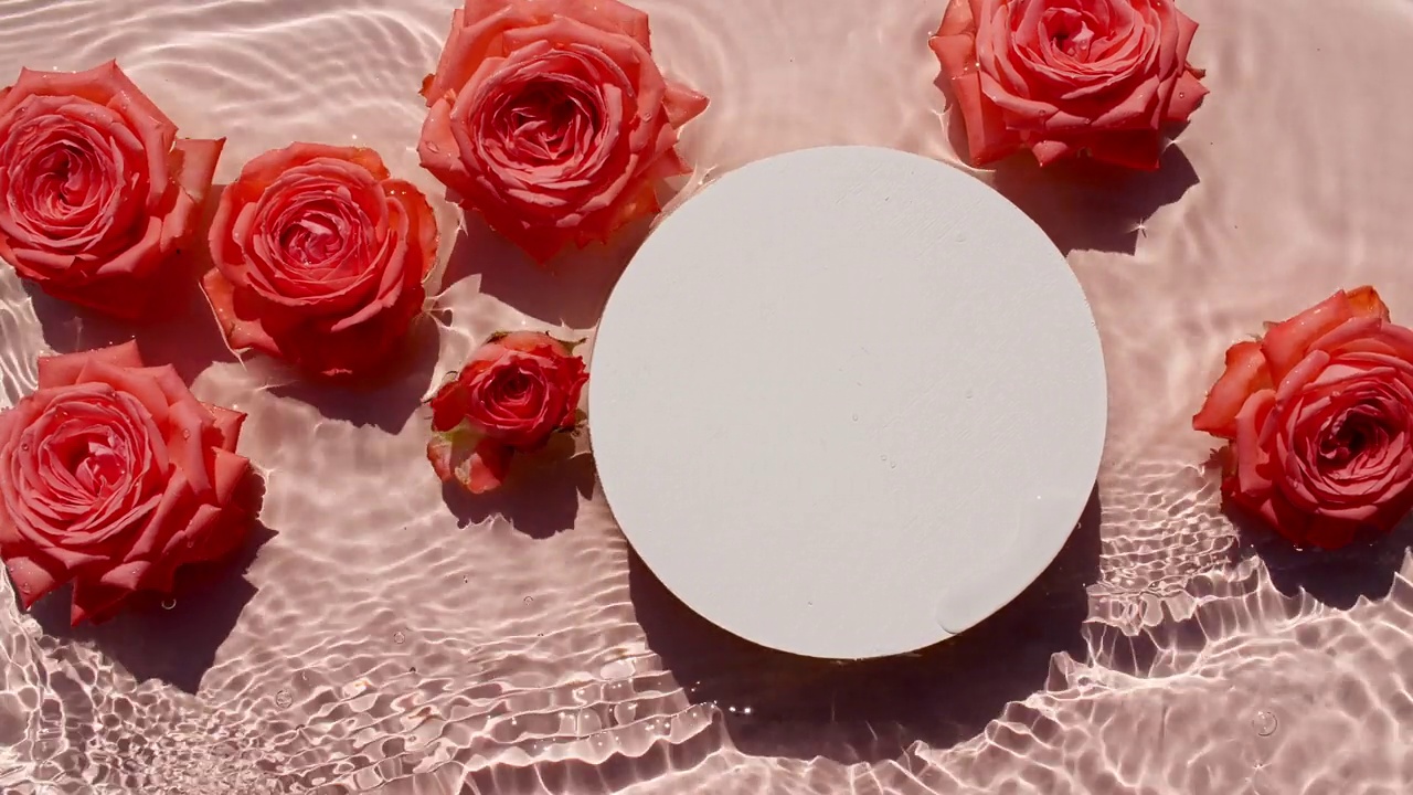 空旷的白色圆讲台上透明的水和玫瑰的花朵纹理。粉红色背景上波浪的慢动作。太阳和阴影。视频设计，广告，产品视频素材